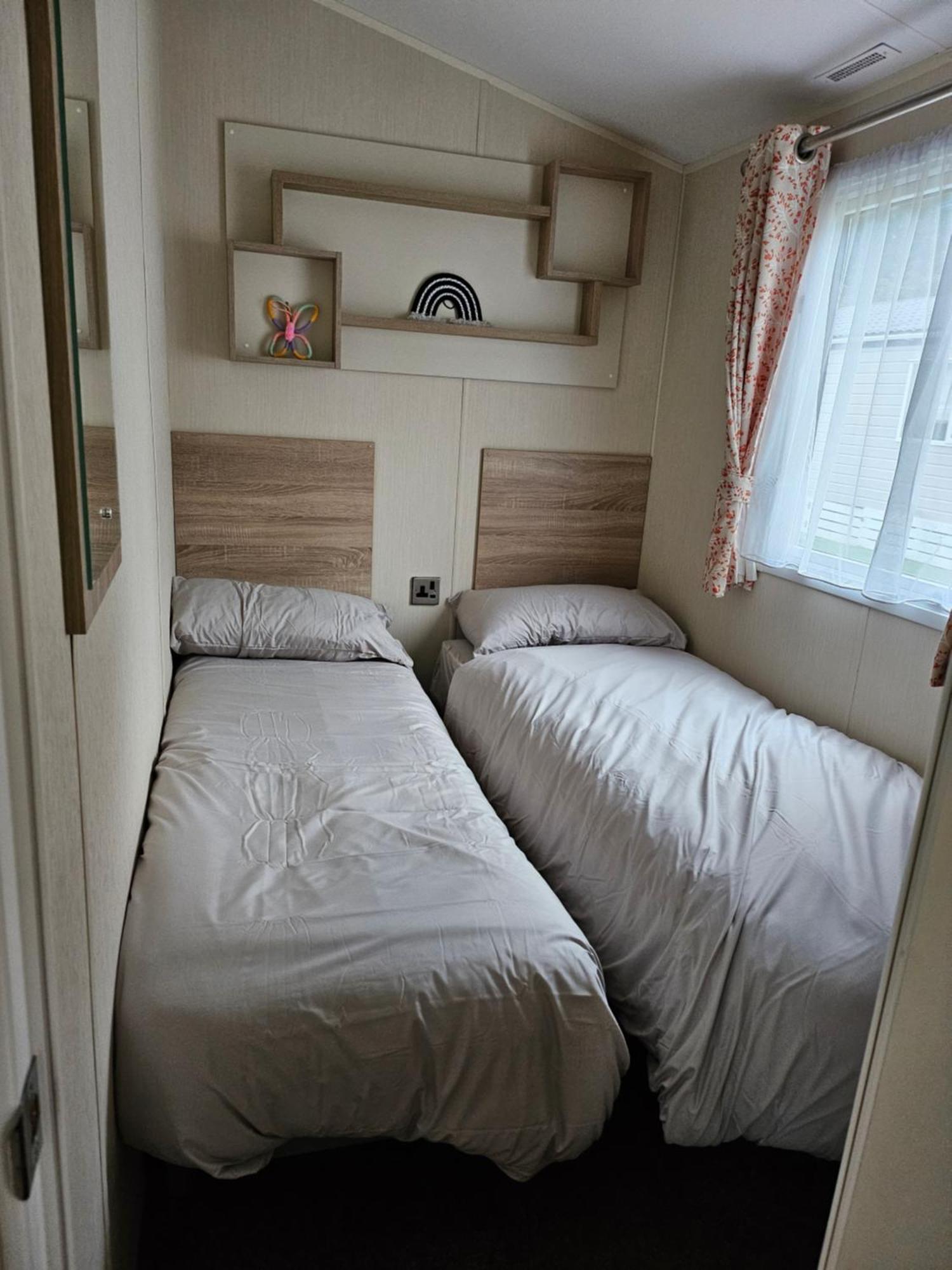 Beautiful 10 Berth Caravan * Corton (Suffolk)